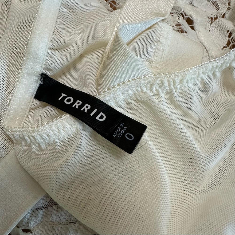 Torrid Ivory Eyelash Lace Halter Bralette Size 0 Large - Picture 5 of 7